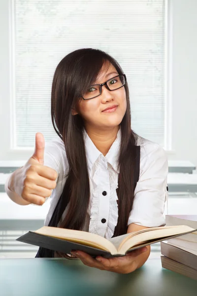 Estudante feminina com polegar para cima — Fotografia de Stock