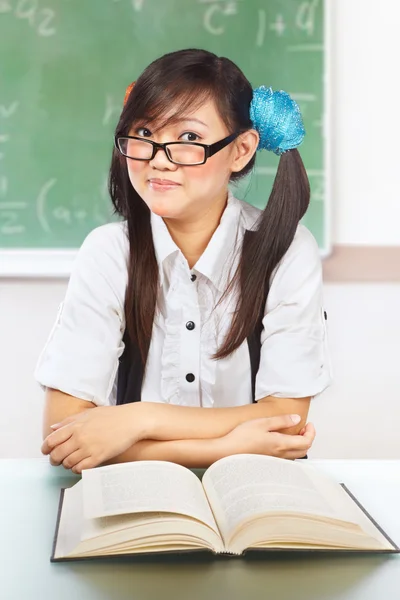Nerd estudiante femenina — Foto de Stock