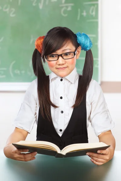Estudante feminina nerd — Fotografia de Stock