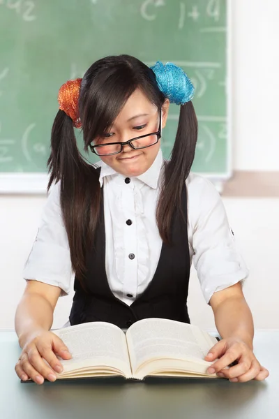 Estudante feminina nerd — Fotografia de Stock