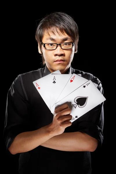 Aziatische goochelaar met kaarten — Stockfoto