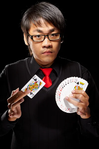 Asiatischer Zauberer mit Karten — Stockfoto
