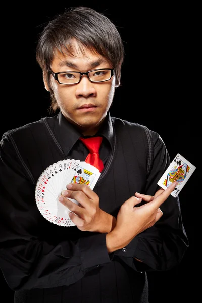 Aziatische goochelaar met kaarten — Stockfoto