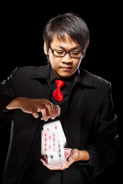 Magicien asiatique avec des cartes — Photo