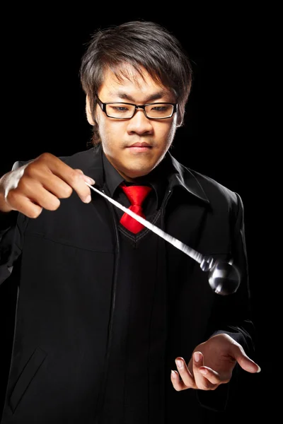 Asiatischer Zauberer mit Pendel — Stockfoto