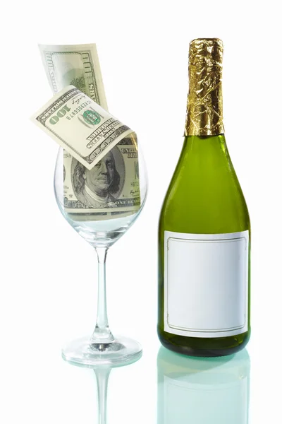 Copo cheio de notas de dólar e garrafa de vinho — Fotografia de Stock