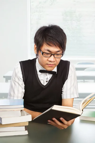 Čínská mužské studentka studuje — Stock fotografie
