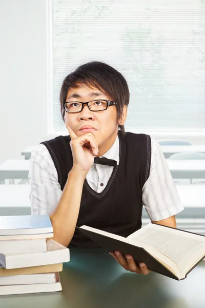 Estudiante masculino universitario chino estudiando — Foto de Stock