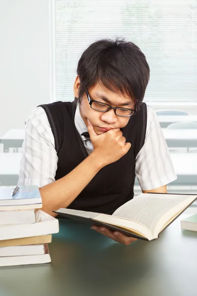 Chinese college male student studying — Stock Photo, Image