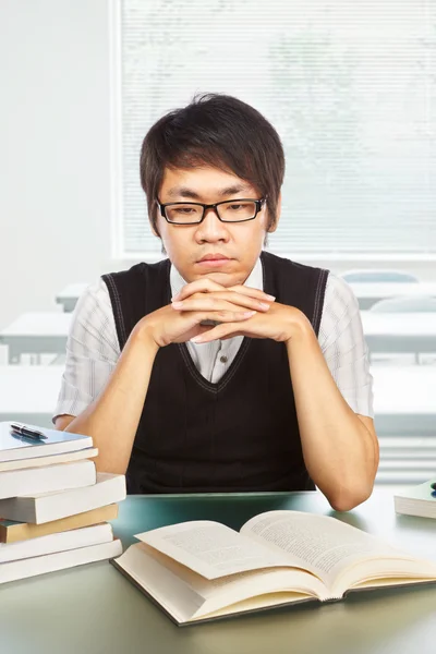 Čínská mužské studentka studuje — Stock fotografie