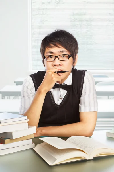 Estudiante masculino universitario chino — Foto de Stock