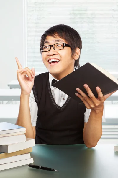 Estudiante masculino universitario chino inspirado — Foto de Stock