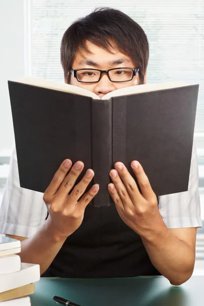 Chinês faculdade masculino estudante segurando livro — Fotografia de Stock