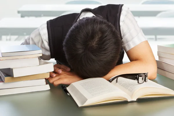Estudante universitário adormecer — Fotografia de Stock