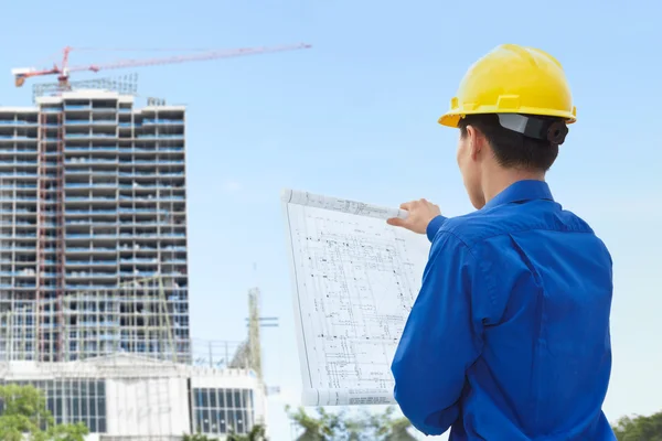 Männlicher Bauunternehmer und Bauprojekt — Stockfoto