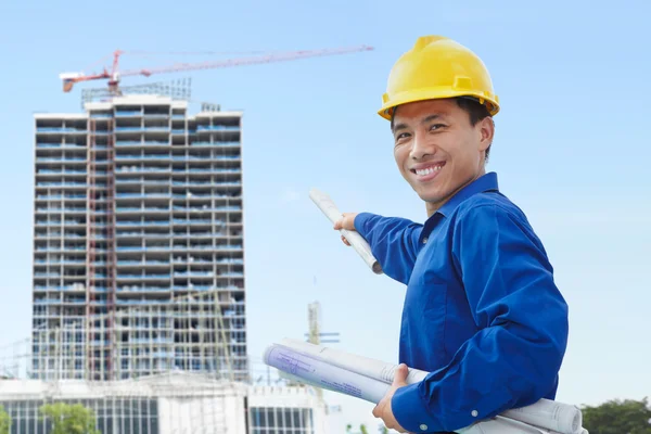 Männlicher Bauunternehmer und Bauprojekt — Stockfoto