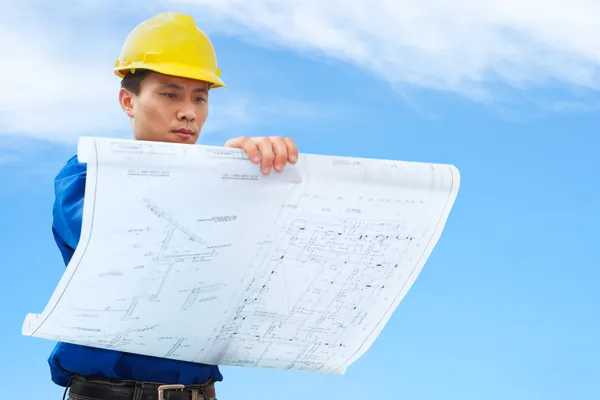 Bauunternehmer hält Bauplan — Stockfoto