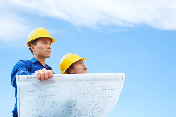 Contractor holding building plan — Stock Photo, Image
