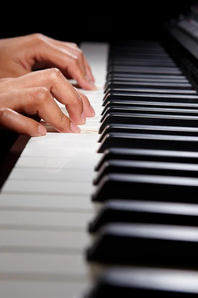 Игра на цифровом гибридном пианино — стоковое фото