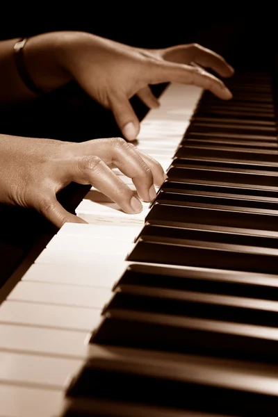 弹钢琴 — 图库照片