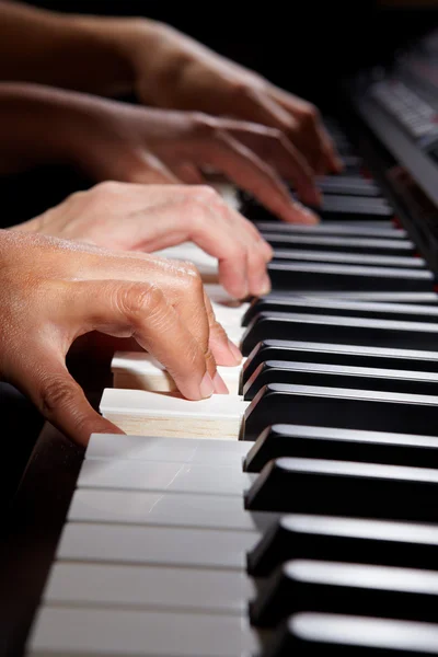 Jouer du piano hybride numérique — Photo