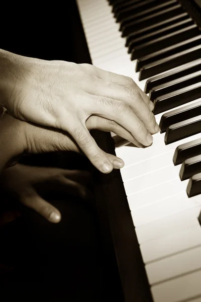 Aprendendo piano — Fotografia de Stock