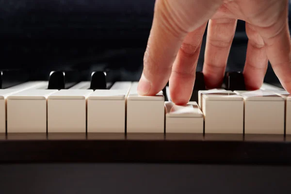 Piano spelen van lage hoek — Stockfoto