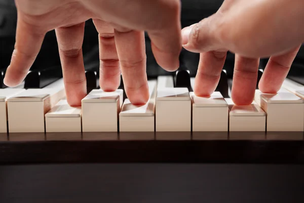 Piano spelen van lage hoek — Stockfoto