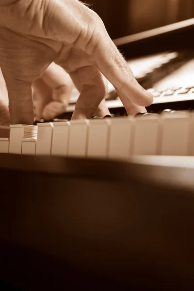 Gry na fortepianie od niski kąt — Zdjęcie stockowe