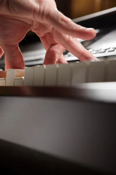 Игра на фортепиано с низкого угла — стоковое фото