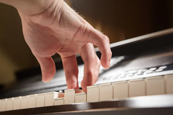 Klavierspielen aus tiefem Winkel — Stockfoto