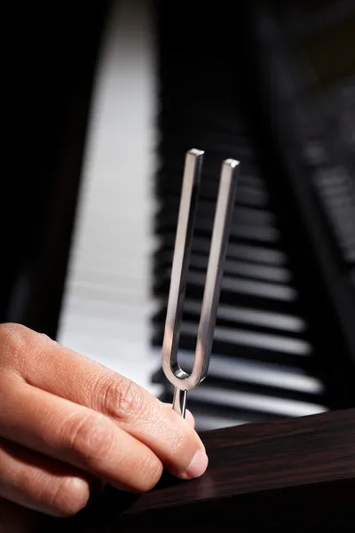 Фортепіано та тюнінгова виделка — стокове фото