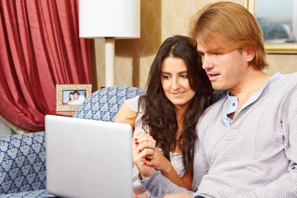 Casal feliz gastos com laptop — Fotografia de Stock