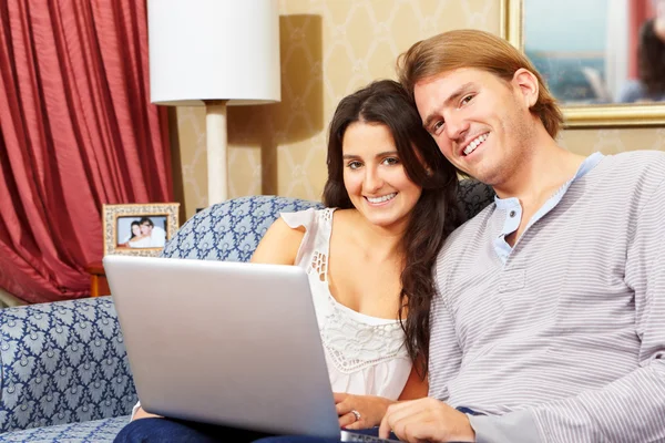 Feliz pareja pasar con el ordenador portátil — Foto de Stock