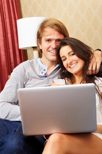 Happy couple dépenses avec ordinateur portable — Photo