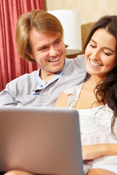 支出与笔记本电脑对快乐的夫妻 — 图库照片