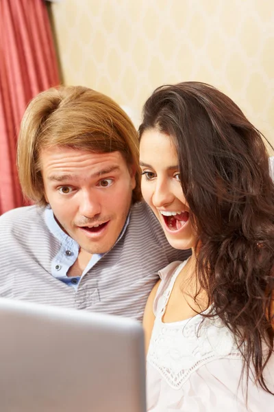 Šokovaný pár s jejich laptop — Stock fotografie