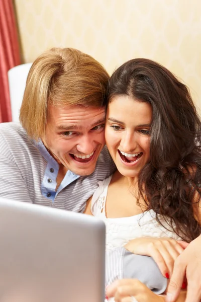 Felice coppia spesa con il computer portatile — Foto Stock