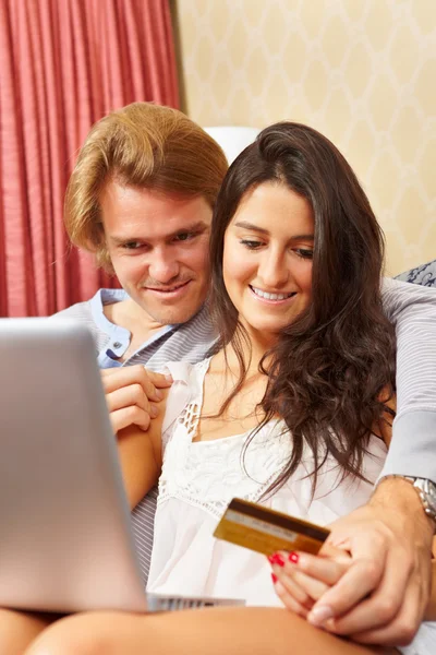 Paar kauft online ein — Stockfoto