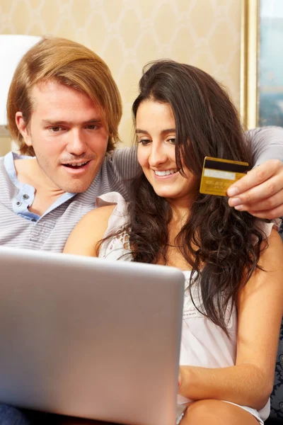 Casal de compras online — Fotografia de Stock