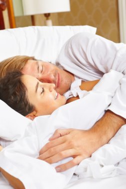 Çift gösteren romantik yatak