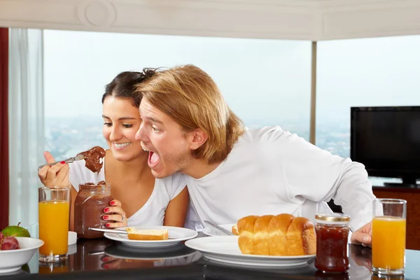 Par med bra tid på frukost — Stockfoto