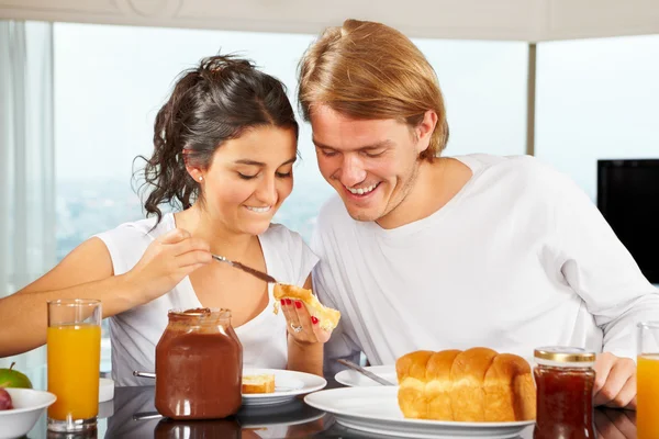 Couple passer un bon moment sur le petit déjeuner — Photo