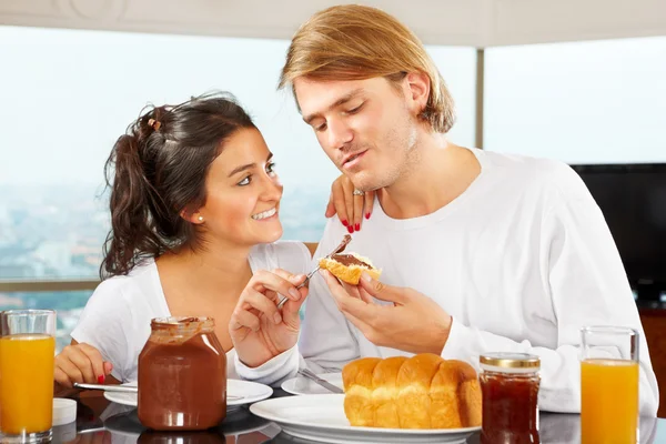 Paar hat viel Spaß beim Frühstück — Stockfoto