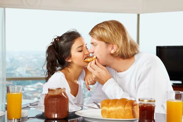 Par med bra tid på frukost — Stockfoto