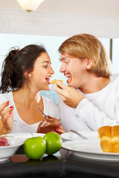 Couple passer un bon moment sur le petit déjeuner — Photo