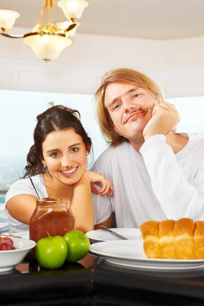 Пара, прекрасно проводящая время на завтраке — стоковое фото