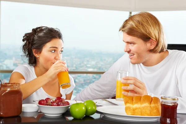 Paar hebben geweldige tijd op ontbijt — Stockfoto