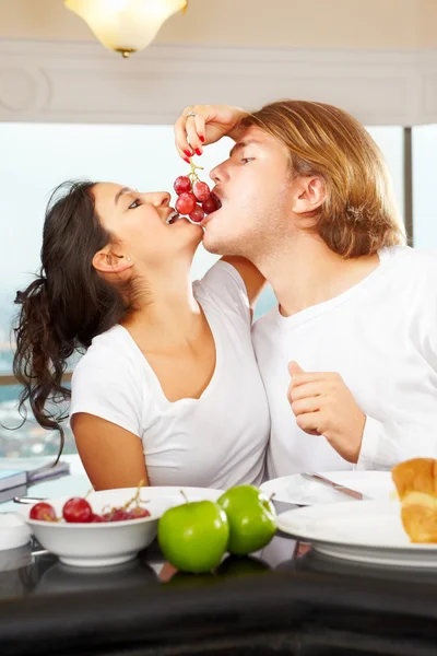 Casal ter grande momento no café da manhã — Fotografia de Stock