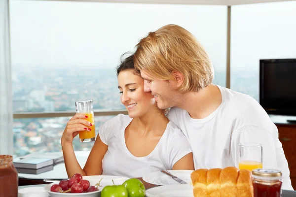 Casal ter grande momento no café da manhã — Fotografia de Stock